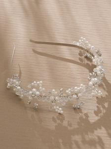 Vue détaillée d'un serre-tête de mariée fait main avec perles et cristaux sur fil argent