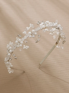 Détails d'un serre-tête de mariée avec perles blanches et cristaux étincelants