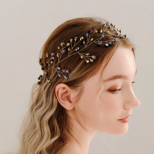 Détail d'une vigne de cheveux dorée avec perles irisées pour coiffures de mariée
