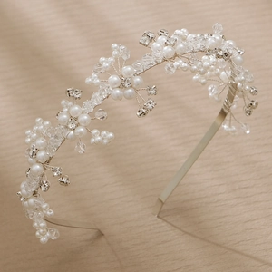 Elegant bridal headband with pearls and rhinestones on gold wire for summer weddings