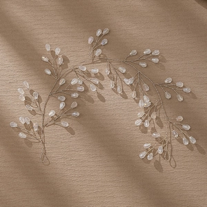 Détail de vigne de cheveux de mariée argentée avec perles de cristal faites à la main