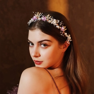 Detail von handgefertigtem Braut-Haarband mit goldenen Blättern und Stoffblumen
