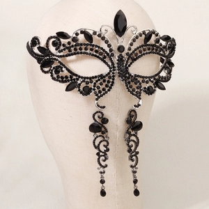 Dettaglio maschera con strass neri e frange pendenti per feste e balli in maschera