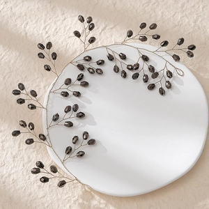Détail d'une vigne de cheveux en fil d'or faite main avec perles de cristal gris foncé