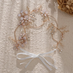 Bandeau de mariée floral avec fil doré champagne, fleurs roses, perles et ruban satin