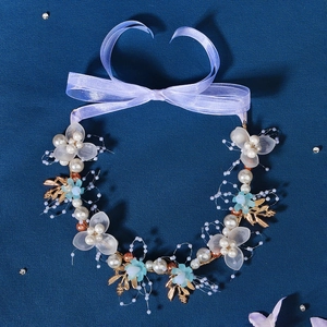 Detail der Braut Stirnband mit goldenen Blättern, weißen Blüten und Champagner Perlen