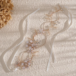 Bandeau de mariée doré fait main avec fleurs en tissu, cristaux et rubans élégants