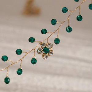 Elegante fascia per capelli a vite dorata con strass verde smeraldo e cristalli per matrimoni
