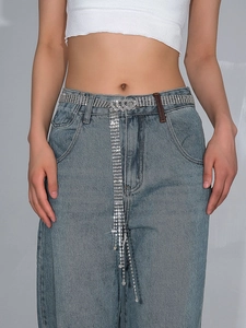 Détail de la chaîne de taille en strass argentés avec franges scintillantes et perles