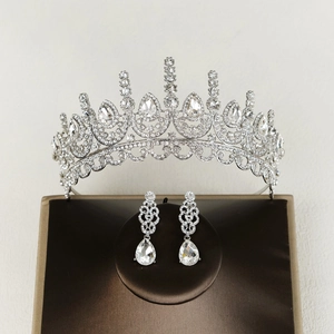 Détail d'une couronne de mariée argentée et boucles d'oreilles serties de cristaux blancs
