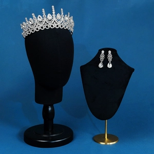 Détail d'une parure de mariage avec couronne argentée et boucles d'oreilles