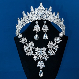 Dettaglio del set di gioielli da sposa in argento con corona, collana e orecchini