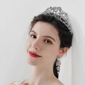 Détail de la tiare de mariée en feuilles d'argent avec strass et boucles d'oreilles