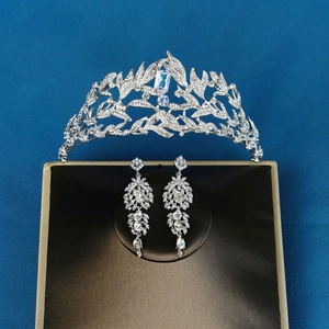 Vue détaillée de la tiare de mariée avec motifs de feuilles argentées et strass brillants
