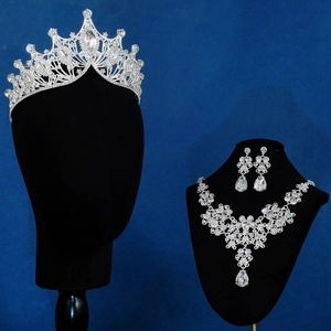 Squisito set di gioielli da sposa con corona di strass scintillanti e collana coordinata
