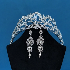 Détails de couronne de mariée et boucles d'oreilles avec pierres bleues sur velours