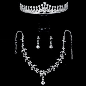 Dettaglio del set di gioielli da sposa con corona e collana con cristalli a goccia