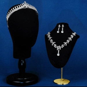Lussuoso set di gioielli da sposa con strass argentati su supporto in velluto nero