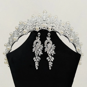 Vue détaillée de la parure de mariée avec couronne argentée et boucles d'oreilles perles