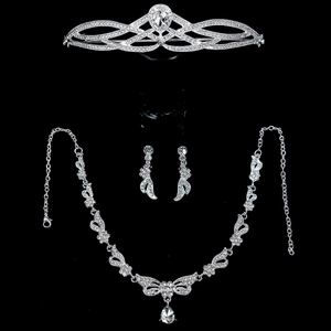 Dettagli macro del set di gioielli da sposa in argento con corona, collana e orecchini
