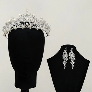 Vue détaillée du diadème de mariée et des boucles d'oreilles en filigrane d'argent et perles