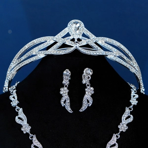 Dettaglio del set di gioielli da sposa con tiara, collana e orecchini su velluto nero