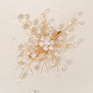 Pince à cheveux de mariée faite main avec fil doré, perles blanches et cristaux fins