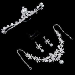 Dettaglio di parure da sposa con perle bianche e strass scintillanti su sfondo nero raffinato
