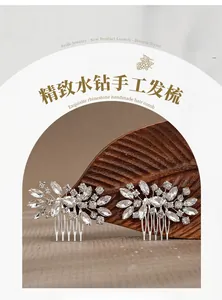 Vue détaillée macro de peignes à cheveux de mariée avec strass marquise et ronds