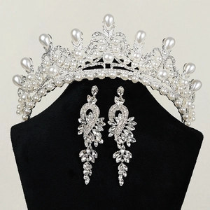 Détails du coffret de bijoux de mariée avec strass argentés et perles en forme de goutte