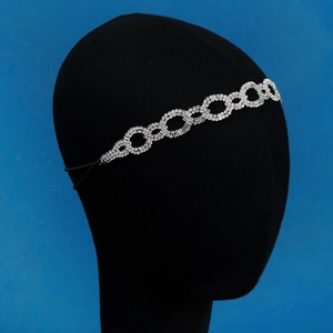 Détail du bandeau de mariée en cristal avec motif évidé argenté et élastique noir