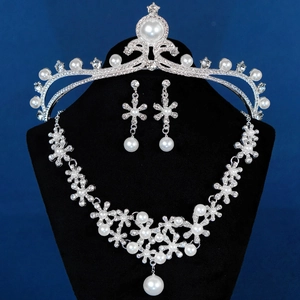 Dettaglio del set gioielli da sposa con tiara argentata, collana di perle e orecchini