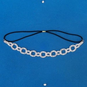 Vue détaillée du bandeau strass avec motif chaîne ajouré et élastique de maintien