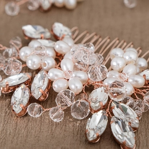 Handgemaakte bruidshaarkam set met witte parels en fonkelende kristallen in roségoud