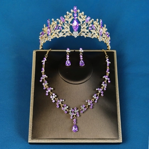Dettaglio del set di gioielli da sposa con cristalli viola su supporto scuro