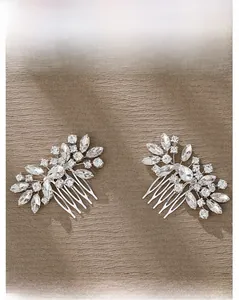 Détail de peignes à cheveux de mariée argentés avec strass marquise en forme de feuilles