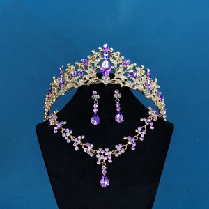 Dettaglio parure da sposa reale con cristalli viola su base in lega dorata di lusso