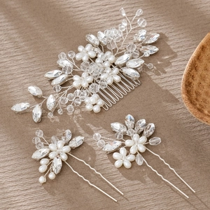 Detail van de bruidshaarkam set met witte parels en sprankelende kristalaccenten