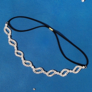 Détail du bandeau en strass avec base argentée et connexion par élastique noir