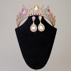 Détail de la parure de mariée avec tiare rose doré et boucles d'oreilles cristal