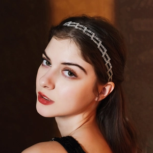 Gros plan d'un bandeau de mariage en strass argenté sur une coiffure élégante de mariée