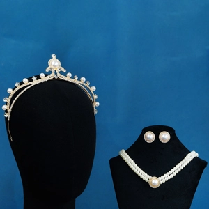 Dettaglio parure gioielli sposa con tiara di perle, collana a doppio filo ed orecchini