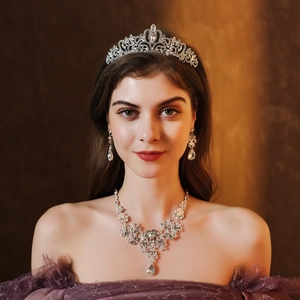 Dettaglio set gioielli sposa con corona d'argento, collana e orecchini a goccia con cristalli