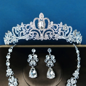 Dettaglio del set di gioielli da sposa di lusso con tiara e orecchini in cristallo argento