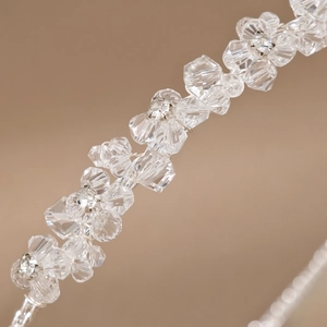Elegante cerchietto di perle di cristallo con fiori fatti a mano per capelli da donna