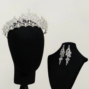 Parure de mariage luxueuse avec tiare et boucles d'oreilles en perles et strass brillants