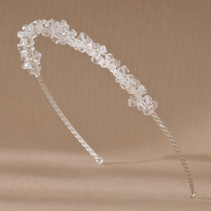 Dettaglio del cerchietto da sposa artigianale con filo d'argento e cristalli
