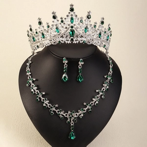 Parure de bijoux de mariée argentée avec cristaux vert émeraude, couronne et collier