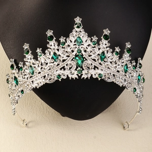 Vue macro détaillée du diadème de mariée avec pierres vert émeraude et alliage d'argent