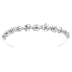 Cerchietto elegante con perle bianche e fiori di cristallo su sfondo bianco